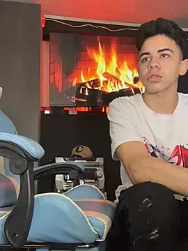 Snapshot of Miguel_bigcock chatting on 03-17-25, 02:34 Miguel bigcock online show from 03-17-25, 02:34