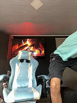 Snapshot of Miguel_bigcock chatting on 03-22-25, 02:25 Miguel bigcock online show from 03-22-25, 02:25