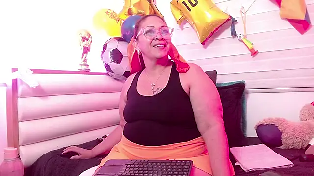 Snapshot of scarlettbooty chatting on 06-19-26, 11:03 scarlettbooty online show from 06-19-26, 11:03