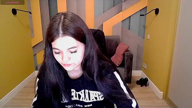 Snapshot of ElinaMils chatting on 03-13-25, 12:35 ElinaMils online show from 03-13-25, 12:35