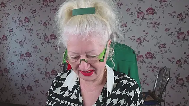 Snapshot of Maya_Mayflower chatting on 10-19-25, 04:02 Maya Mayflower online show from 10-19-25, 04:02