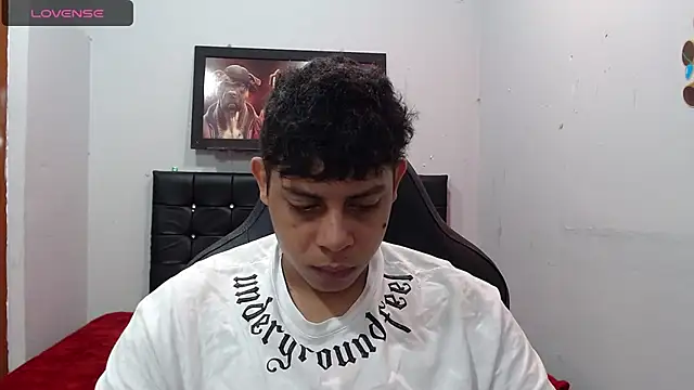 Snapshot of Alejandroo_22 chatting on 03-12-25, 02:56 Alejandroo 22 online show from 03-12-25, 02:56