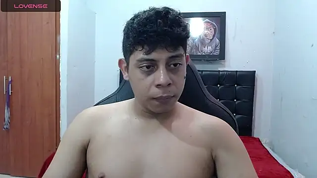 Snapshot of Alejandroo_22 chatting on 03-19-25, 08:00 Alejandroo 22 online show from 03-19-25, 08:00