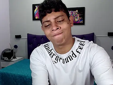 Snapshot of Alejandroo_22 chatting on 09-19-25, 01:45 Alejandroo 22 online show from 09-19-25, 01:45