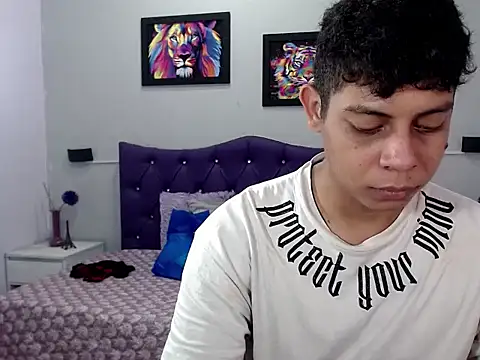 Snapshot of Alejandroo_22 chatting on 09-22-25, 01:57 Alejandroo 22 online show from 09-22-25, 01:57