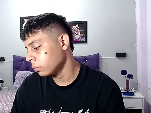 Snapshot of Alejandroo_22 chatting on 10-24-25, 01:40 Alejandroo 22 online show from 10-24-25, 01:40