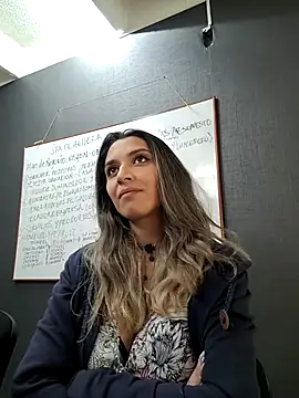 Isabella Varella online show from 03-11-25, 01:45