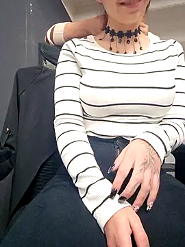 Isabella Varella online show from 10-15-25, 01:00