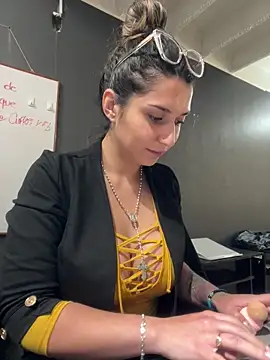 Isabella Varella online show from 11-20-25, 01:22