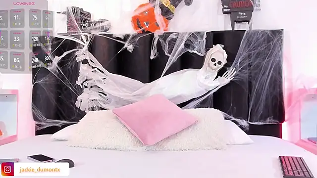 JackieDumont1 online show from 10-18-25, 06:41