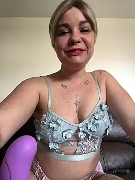 Snapshot of Biana_Fernan chatting on 05-13-26, 10:45 Biana Fernan online show from 05-13-26, 10:45