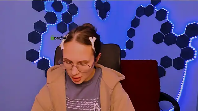 mona cloud online show from 12-20-25, 10:17