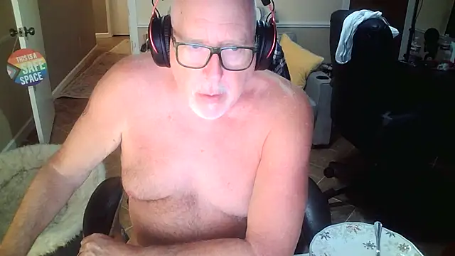 Snapshot of superbearboss chatting on 06-30-26, 02:56 superbearboss online show from 06-30-26, 02:56