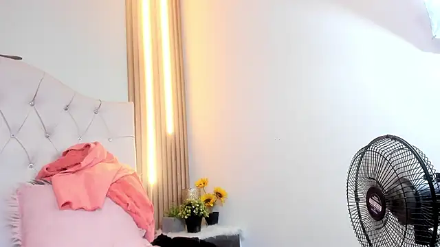 Alexa Bravva online show from 09-20-25, 04:13