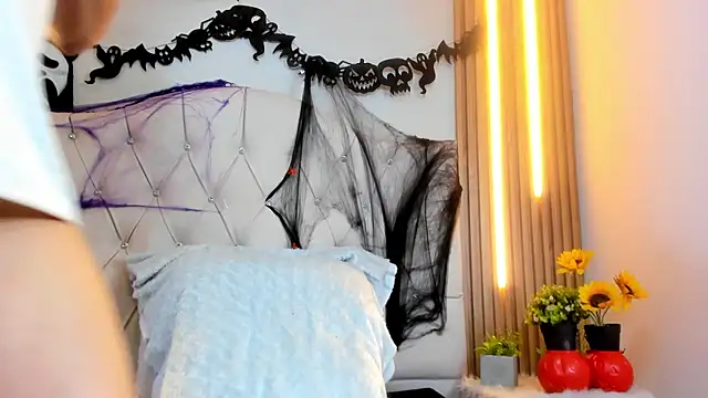 Alexa Bravva online show from 10-28-25, 04:27