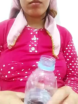 Snapshot of saraaxx1 chatting on 03-05-25, 05:18 saraaxx1 online show from 03-05-25, 05:18