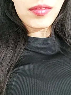 Snapshot of saraaxx1 chatting on 11-11-25, 03:34 saraaxx1 online show from 11-11-25, 03:34