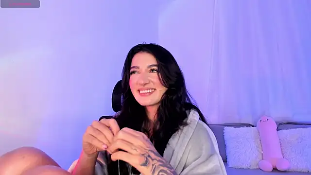 Snapshot of Hi_Soyfer chatting on 12-17-25, 01:22 Hi Soyfer online show from 12-17-25, 01:22