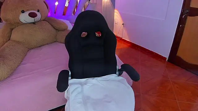 Snapshot of MaddyCrofft chatting on 03-14-25, 11:34 MaddyCrofft online show from 03-14-25, 11:34