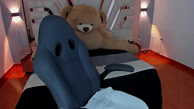 Snapshot of MaddyCrofft chatting on 03-21-25, 06:07 MaddyCrofft online show from 03-21-25, 06:07