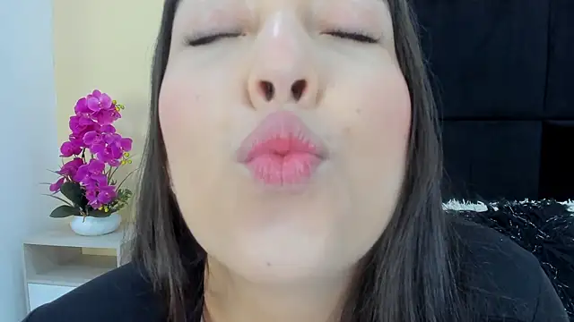 Snapshot of MaddyCrofft chatting on 03-10-26, 11:26 MaddyCrofft online show from 03-10-26, 11:26