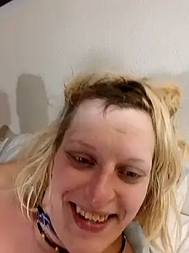 Snapshot of KITTYBOOBOOFUXX chatting on 10-21-25, 11:44 KITTYBOOBOOFUXX online show from 10-21-25, 11:44