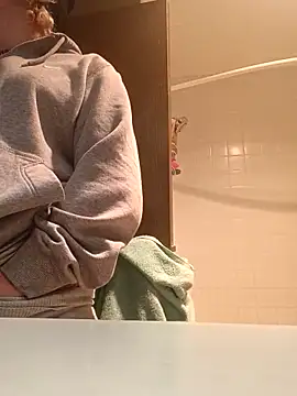 Snapshot of KITTYBOOBOOFUXX chatting on 11-15-25, 05:09 KITTYBOOBOOFUXX online show from 11-15-25, 05:09