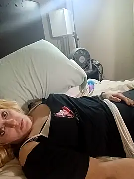 Snapshot of KITTYBOOBOOFUXX chatting on 11-25-25, 10:15 KITTYBOOBOOFUXX online show from 11-25-25, 10:15