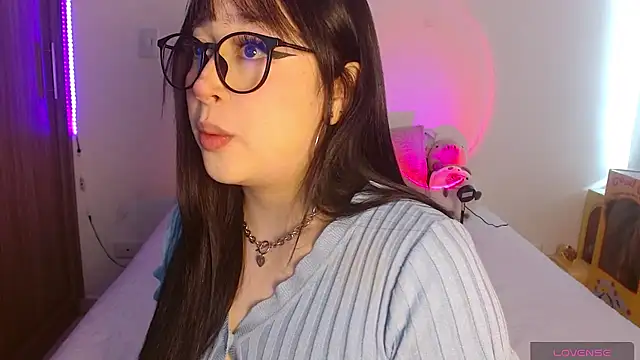 Snapshot of Oliviargf chatting on 06-24-26, 01:43 Oliviargf online show from 06-24-26, 01:43