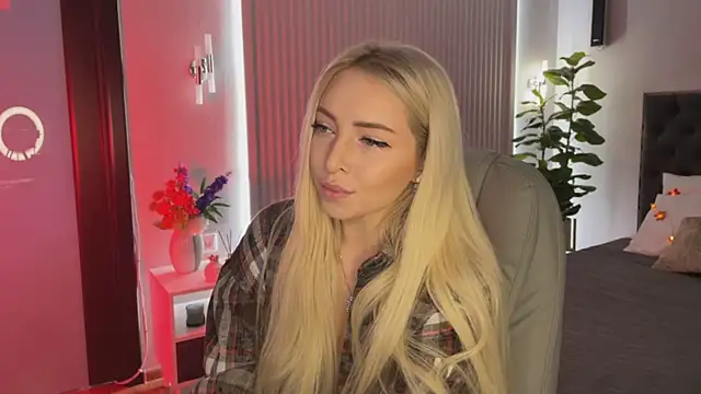 Snapshot of OhMyEmma chatting on 10-11-25, 01:16 OhMyEmma online show from 10-11-25, 01:16