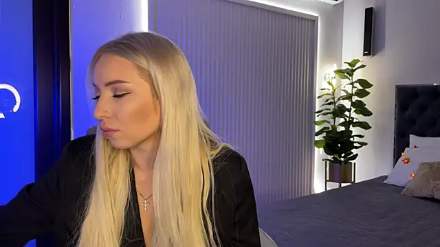 Snapshot of OhMyEmma chatting on 10-18-25, 01:19 OhMyEmma online show from 10-18-25, 01:19