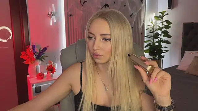 Snapshot of OhMyEmma chatting on 10-25-25, 01:13 OhMyEmma online show from 10-25-25, 01:13