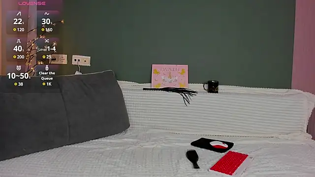 Charlotte Woods online show from 03-17-25, 04:08