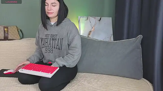 Charlotte Woods online show from 10-03-25, 04:31