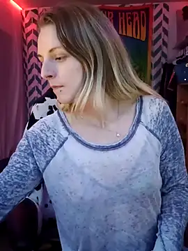 Snapshot of AlicePayne chatting on 12-15-25, 07:01 AlicePayne online show from 12-15-25, 07:01