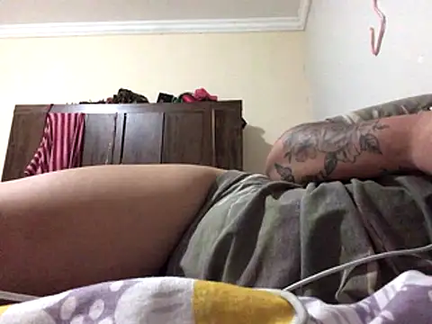 Snapshot of babyluzzy chatting on 11-19-25, 03:06 babyluzzy online show from 11-19-25, 03:06