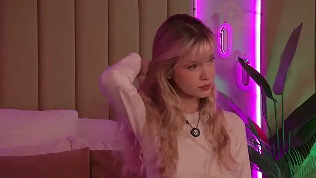 BellaSecrett online show from 11-26-25, 03:51