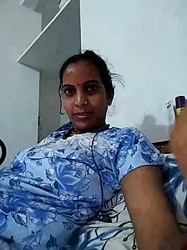 Snapshot of Hotty-Nidhi chatting on 03-10-25, 06:38 Hotty-Nidhi online show from 03-10-25, 06:38
