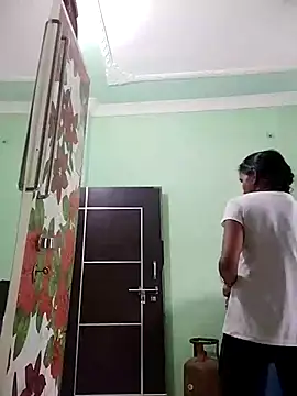 Snapshot of Hotty-Nidhi chatting on 03-15-25, 08:26 Hotty-Nidhi online show from 03-15-25, 08:26