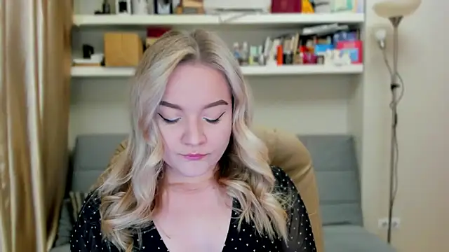 Kara Smith  online show from 10-03-25, 09:01