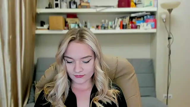 Kara Smith  online show from 10-04-25, 10:41