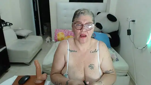 Snapshot of Olgahunder chatting on 02-10-26, 05:11 Olgahunder online show from 02-10-26, 05:11