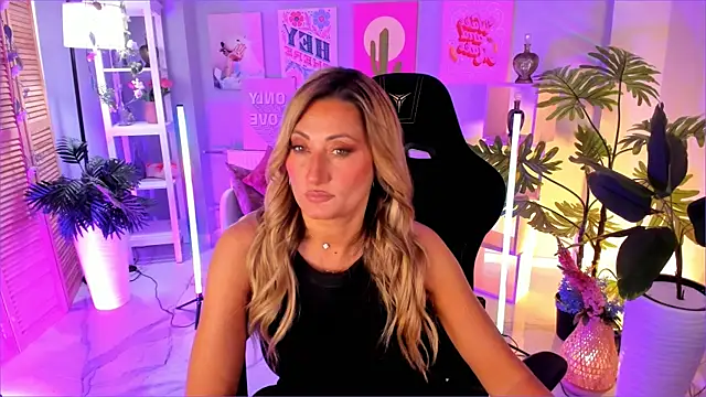 Snapshot of SarahAlluring chatting on 09-18-25, 01:02 SarahAlluring online show from 09-18-25, 01:02