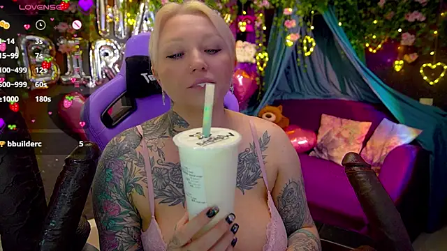 Snapshot of BlackedBarbie chatting on 06-18-26, 02:43 BlackedBarbie online show from 06-18-26, 02:43