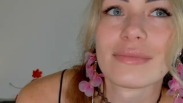 Snapshot of SweetDarling7 chatting on 10-26-25, 12:33 SweetDarling7 online show from 10-26-25, 12:33