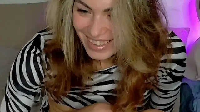 Snapshot of SweetDarling7 chatting on 12-02-25, 10:42 SweetDarling7 online show from 12-02-25, 10:42