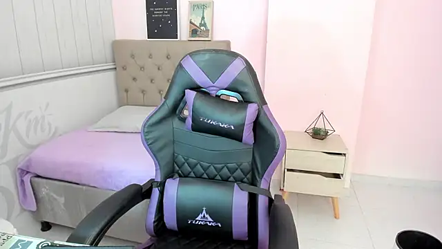 Tania Duque online show from 11-13-25, 03:22