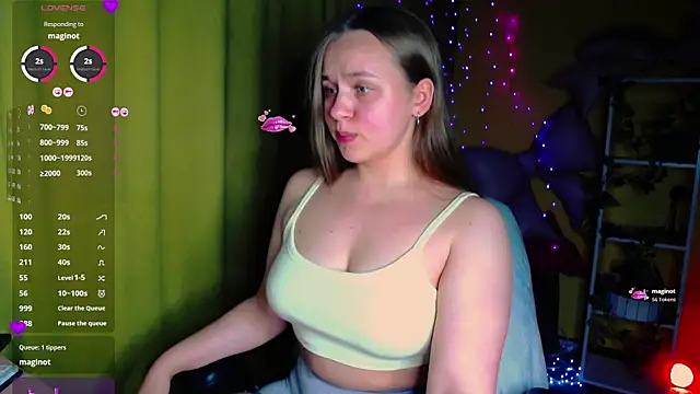 Snapshot of Lilysweet13 chatting on 06-12-26, 10:08 Lilysweet13 online show from 06-12-26, 10:08