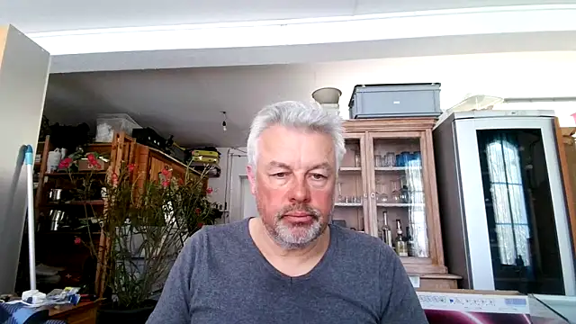 Snapshot of Berg_Boy chatting on 03-11-25, 11:23 Berg Boy online show from 03-11-25, 11:23