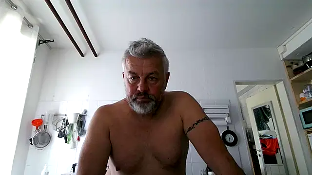 Snapshot of Berg_Boy chatting on 10-10-25, 09:30 Berg Boy online show from 10-10-25, 09:30
